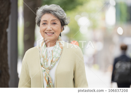 一位頭髮花白的老婦人在城裡時尚地走來走去 一位頭髮花白的老婦人在城裡時尚地走來走去 106837208