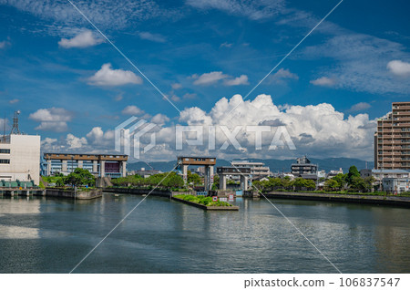 Kema lock, the water gate that separates the Yodogawa and Okawa rivers, Osaka City 106837547
