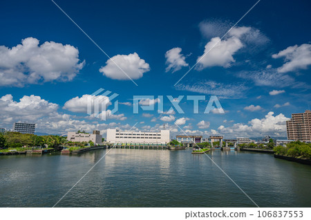 Kema lock, the water gate that separates the Yodogawa and Okawa rivers, Osaka City 106837553