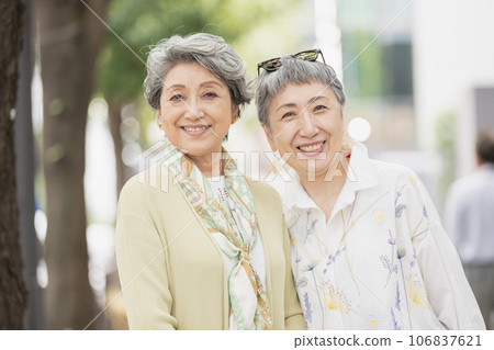 一位頭髮花白的老婦人在城裡時尚地走來走去 一位頭髮花白的老婦人在城裡時尚地走來走去 106837621