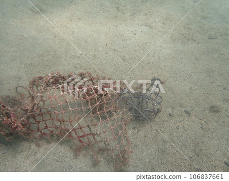 漂浮在沙子裡的漁網碎片 漂浮在沙子裡的漁網碎片 106837661