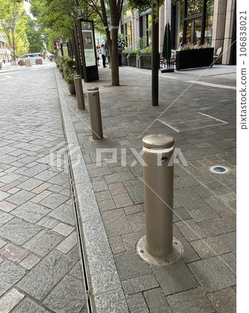 安裝在人行道上的路燈 安裝在人行道上的路燈 106838021