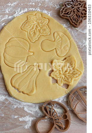 Preparation of festive cookies for baking in the oven. 106838483
