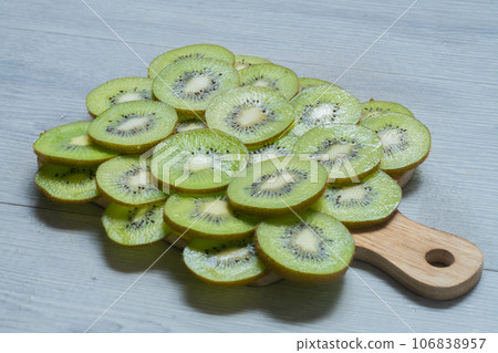 Kiwi cross section 106838957