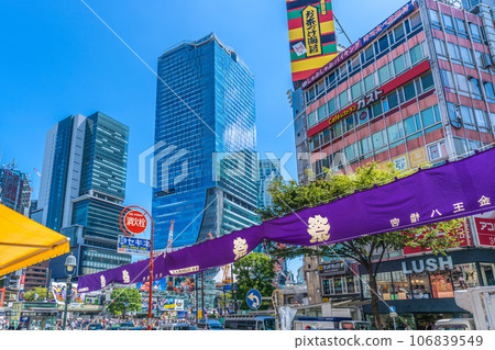 日本東京的城市景觀九月節日橫幅裝飾著澀谷的街道......澀谷站和建築群的景色。走向充滿希望的明天 日本東京的城市景觀九月節日橫幅裝飾著澀谷的街道......澀谷站和建築群的景色。走向充滿希望的明天 106839549
