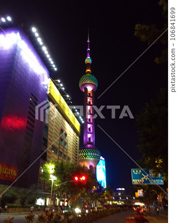 東方明珠在浦東，上海，中國在晚上 106841699
