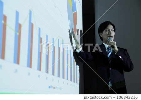年輕商人在商業研討會上演講 106842216
