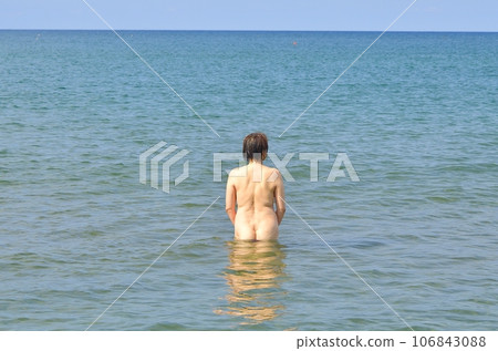 夏季在北海道江刺町海岸拍攝裸體女性 106843088