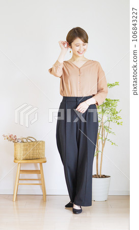 Fashion coordination of women's autumn clothes, whole body (portrait) Fashion coordination of women's autumn clothes, whole body (portrait) 106843227