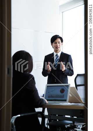 年輕男性商人在辦公室操作電腦時開會 106843611