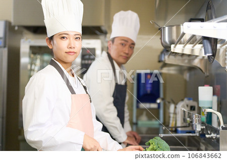烹飪人員微笑著看著你 烹飪人員微笑著看著你 106843662