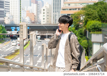 商人在酷暑中擦汗 106843714