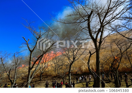 大室山燃燒的山景 大室山燃燒的山景 106845380