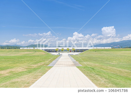 晴天時的岩手縣陸前高田市、東日本大地震海嘯紀念館（岩手海嘯紀念館）和道路休息站高田松原 106845786