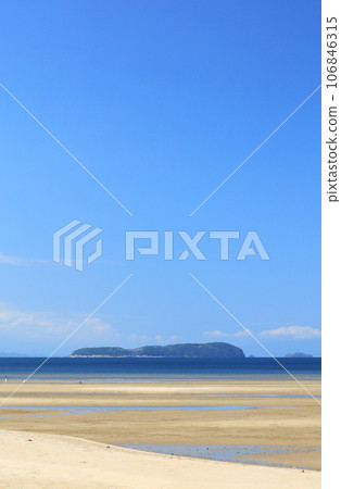 退潮時從父母濱海灘眺望入子島和伊吹島 退潮時從父母濱海灘眺望入子島和伊吹島 106846315