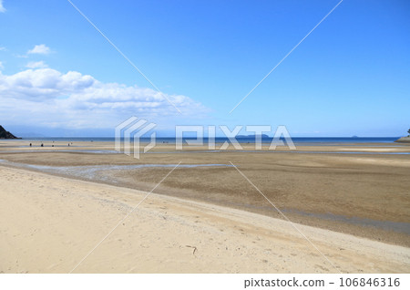 從父母濱海灘眺望入子島、伊吹島、又田島、圓城島 從父母濱海灘眺望入子島、伊吹島、又田島、圓城島 106846316