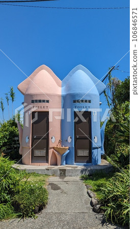 Blue sky 106846571
