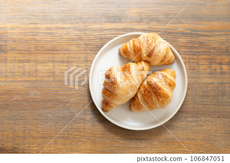 簡單的牛角麵包 106847051