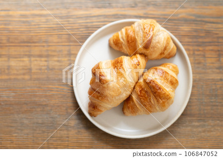 簡單的牛角麵包 106847052