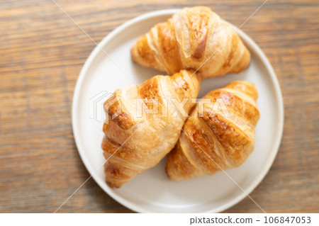 簡單的牛角麵包 106847053