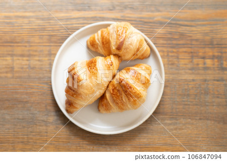 簡單的牛角麵包 106847094