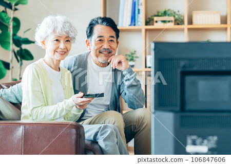 老夫婦在客廳看電視 老夫婦在客廳看電視 106847606