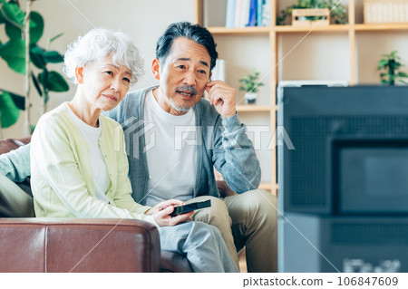 老夫婦在客廳看電視 老夫婦在客廳看電視 106847609