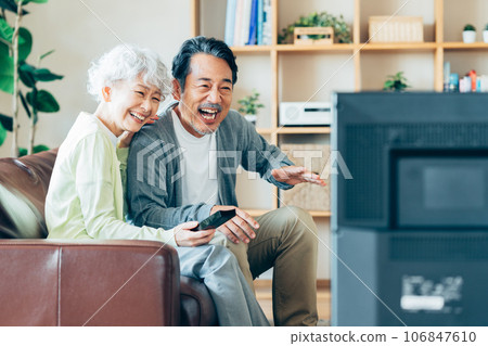 老夫婦在客廳看電視 老夫婦在客廳看電視 106847610