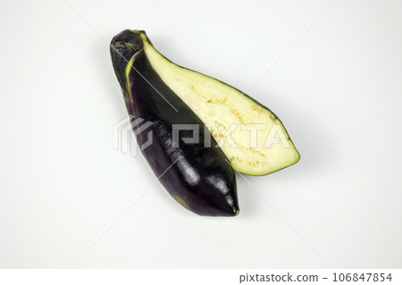Cross section of halved eggplant 106847854