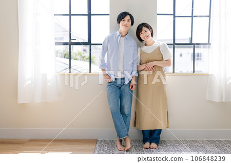 A couple to relax in the room 106848239