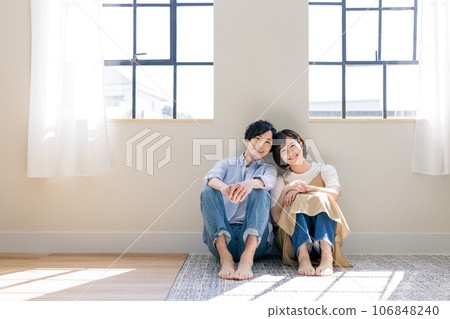 A couple to relax in the room 106848240