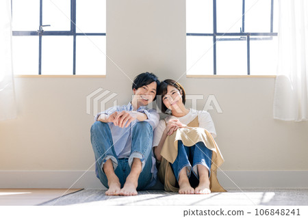 A couple to relax in the room A couple to relax in the room 106848241