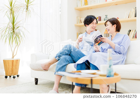 couple reading magazines together 106848270