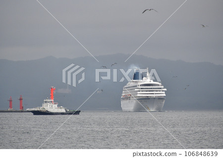 拍攝初秋北海道函館市函館港的飛鳥二號遊輪和拖船的景色。 106848639