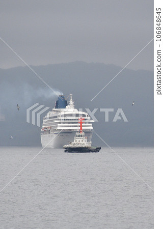 Photographing the scenery of the cruise ship Asuka II and the tugboat entering Hakodate Port, Hakodate City, Hokkaido in early autumn. Photographing the scenery of the cruise ship Asuka II and the tugboat entering Hakodate Port, Hakodate City, Hokkaido in early autumn. 106848645