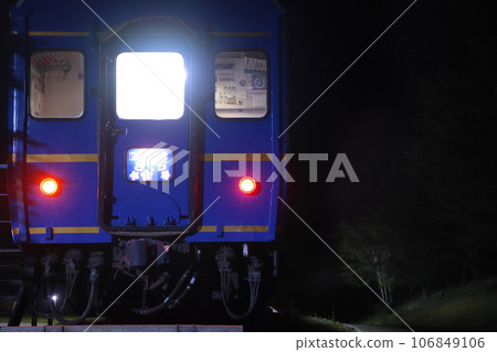 靜靜佇立在黑夜中的藍色列車客車（Ohanefu 25）_岩手縣藍色列車日本海 106849106