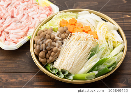 涮鍋用蔬菜套餐和豬肉 106849433