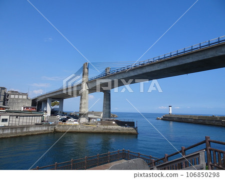 藍色之路大橋和喬欽燈塔(神奈川縣小田原市)拍攝於 2023 年 7 月 藍色之路大橋和喬欽燈塔(神奈川縣小田原市)拍攝於 2023 年 7 月 106850298