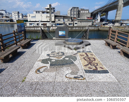 小田原漁港（早川漁港）的人和小田原燈籠的馬賽克藝術畫。拍攝於 2023 年 9 月。 106850307