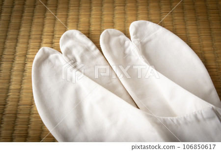 Tabi placed on tatami mats White tabi 106850617