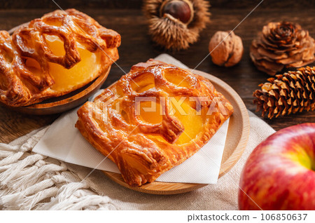 Autumn taste apple pie 106850637