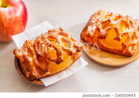 apple pie and red apple 106850643