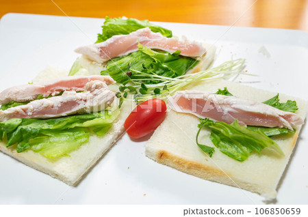 Making chicken tataki roll sandwich 106850659