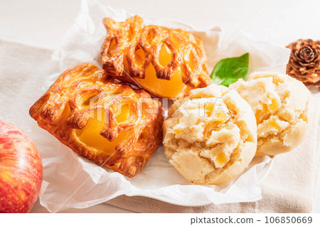 Apple pie and apple steamed bread 106850669