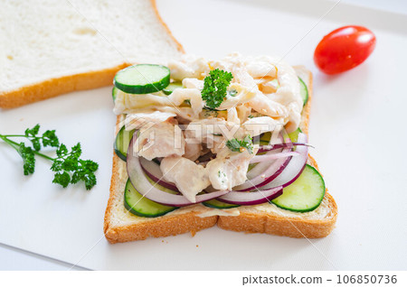 製作沙拉雞肉三明治 106850736