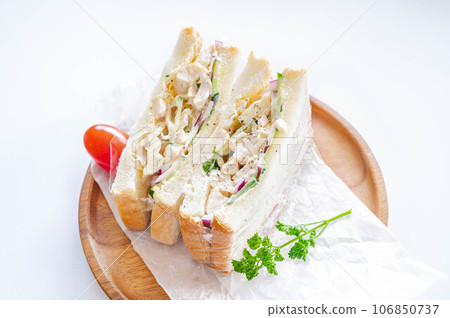 salad chicken sandwich 106850737