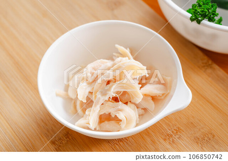 撕裂的自製沙拉雞肉 106850742