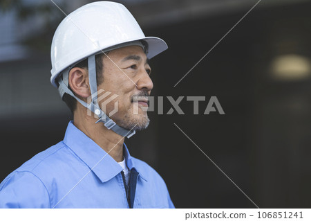 一名 50 多歲男子穿著工作服、戴著頭盔的側面影像 一名 50 多歲男子穿著工作服、戴著頭盔的側面影像 106851241