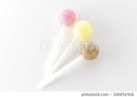 棍子上的球形糖果 106852408