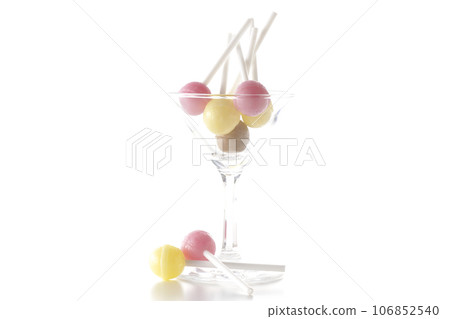 雞尾酒杯和糖果 雞尾酒杯和糖果 106852540